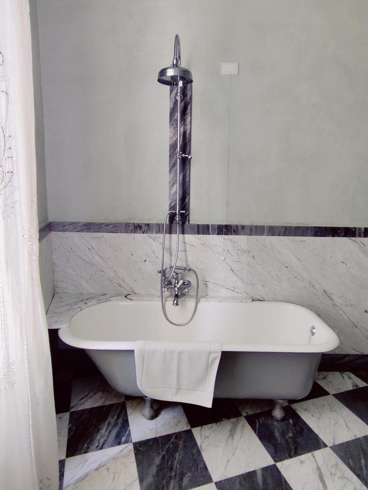 B&B "La Bottega D'Arte" Carrara Exterior foto